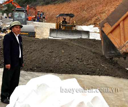 Ông Nguyễn Hữu Ký kiểm tra công tác vận chuyển vật liệu cung cấp cho nhà thầu thi công tuyến cao tốc Nội Bài - Lào Cai.
